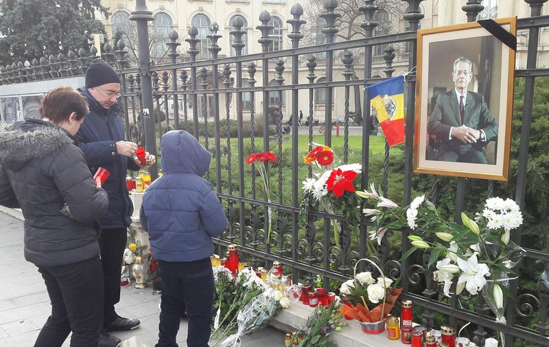 VIDEO& FOTO | Altar de flori și lumânări la Palatul Regal, în memoria Regelui Mihai