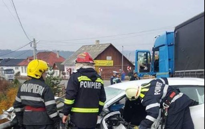 Șofer încarcerat în urma unui accident în Dealu Floreni, județul Suceava. Traficul pe DN17, între Moldova și Transilvania, este blocat