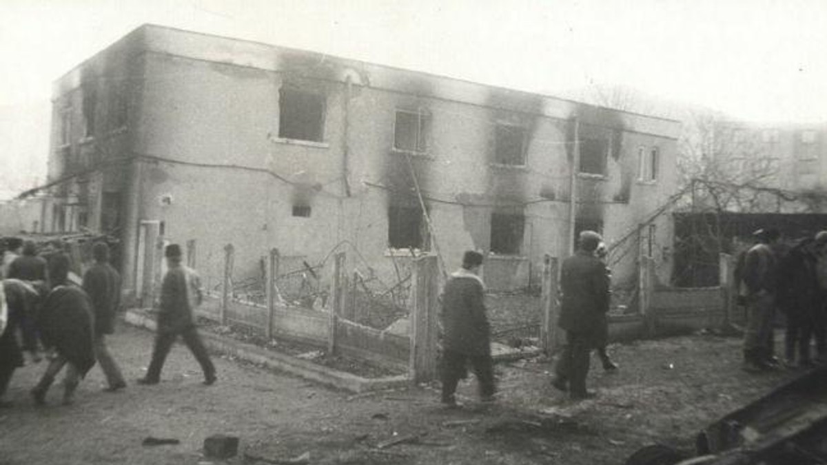 Ororile Revoluţiei: La Cugir mulţimea dezlănţuită a ucis doi miliţieni şi le-a tăiat organele genitale