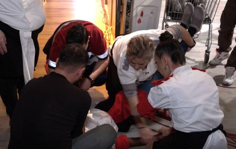 O concurentă a leșinat la „Chefi la cuțite”. Medicii au intervenit imediat: „Mi s-a făcut rău, s-a adunat oboseala”