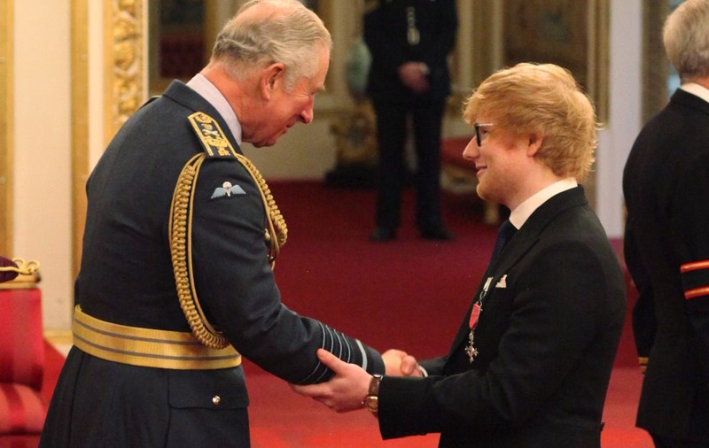 Ed Sheeran aproape să creeze un incident diplomatic: l-a atins pe prințul Charles