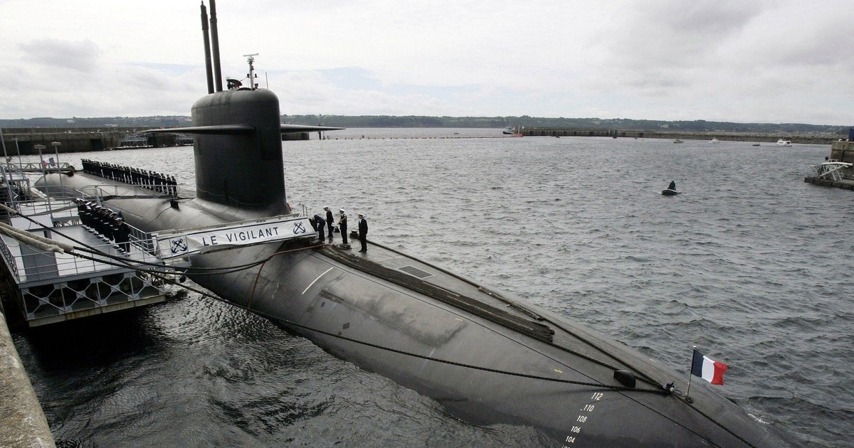 Ofițeri ai Marinei Franceze așteaptă la bordul submarinului nuclear „Le Vigilant” la baza militară Île Longue de lângă Brest. Foto Profimedia