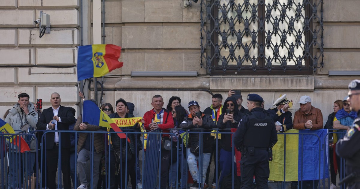 Poză cu susținătorii lui Călin Georgescu la BEC