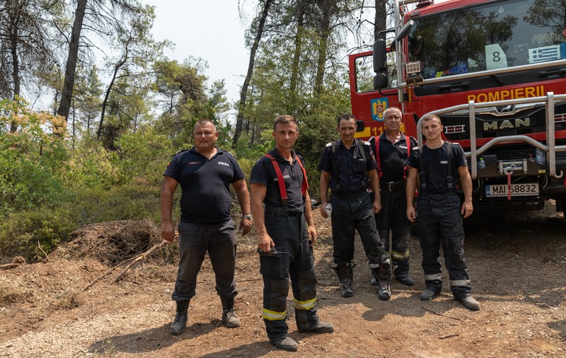 Pompierii români care au luptat cu incendiile din Grecia au fost decorați și înaintați în grad
