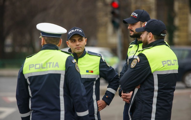 Șofer din Bacău, trimis în judecată după ce a mușcat un polițist, iar pe altul l-a lovit