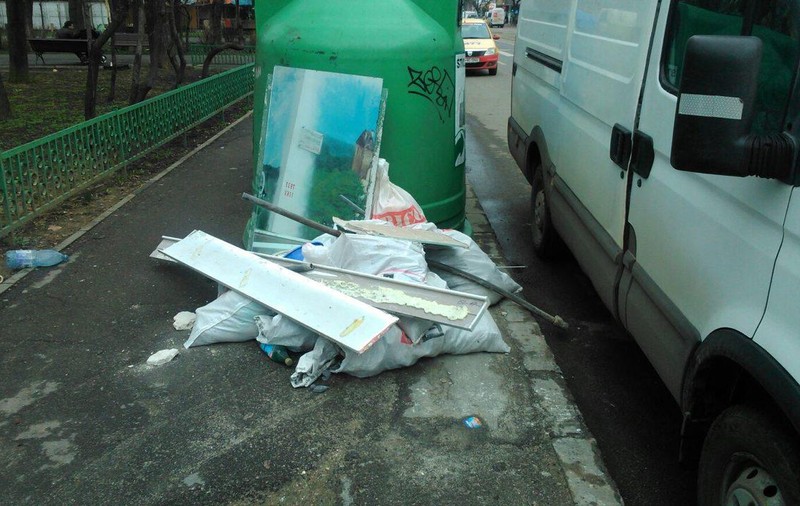 În Sectorul 6, molozul lăsat la bordură e taxat chiar și cu 3.000 de lei amendă
