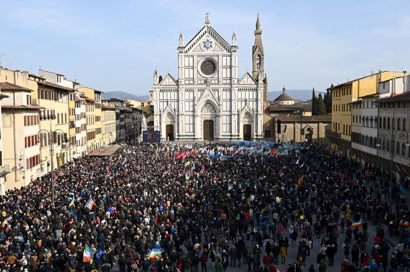 Participanții participă la evenimentul „Cities Stand With Ukraine”, pentru a spune „NU războiului”, la Florența, Italia, 12 martie (sursa Profimedia)