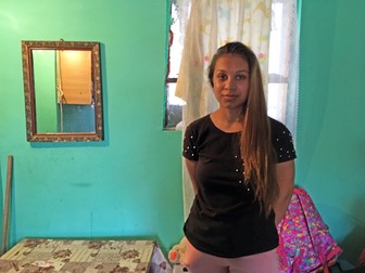 Ionela, lângă masa unde își face temele
