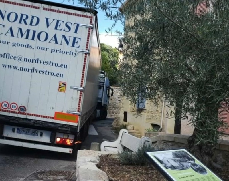 Un șofer român de TIR i-a exasperat pe locuitorii unei mici așezări franceze: „A mers cu spatele tot satul, săracul, și nici nu vorbea limba”