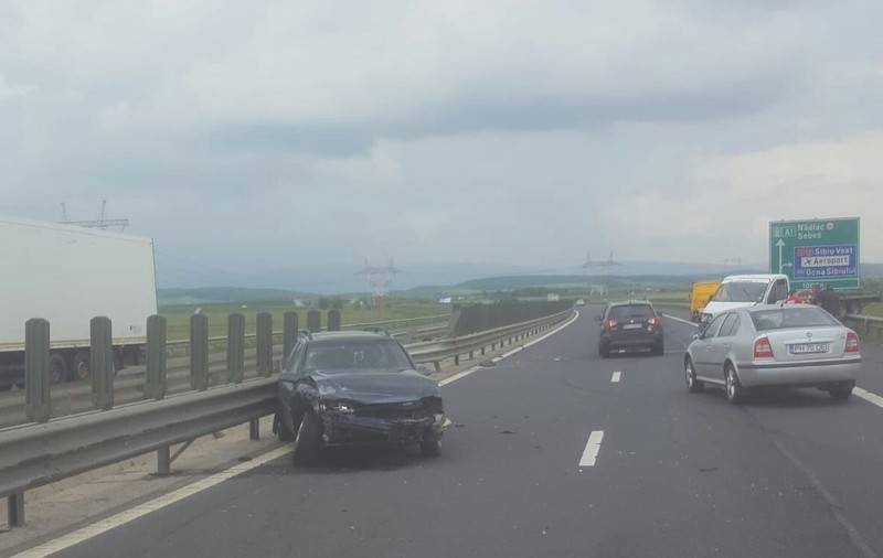 Accident pe autostrada A1, la ieșire spre Ocna Sibiului, provocat de un șofer beat și fără permis. Patru persoane au fost rănite