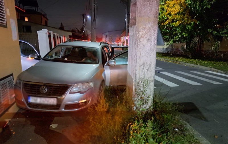 Un bărbat a fost găsit mort după ce s-a izbit cu mașina de un stâlp, în Arad. El fusese înjunghiat înainte să se urce la volan