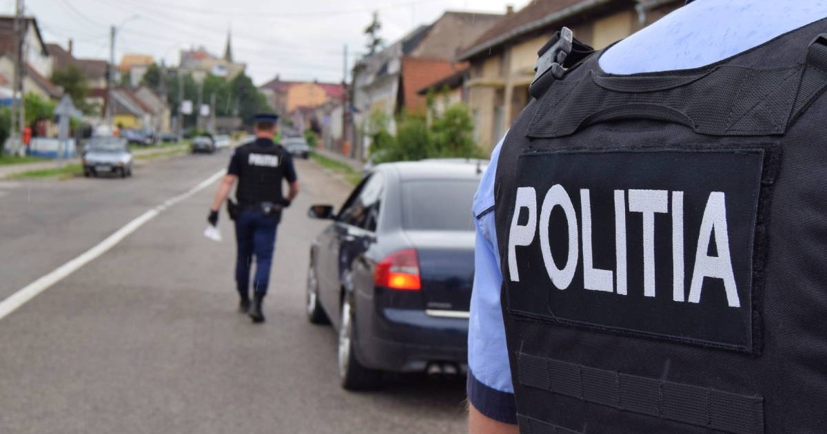 Polițiștii români în timp ce opresc mașini în trafic pentru un control de rutină.