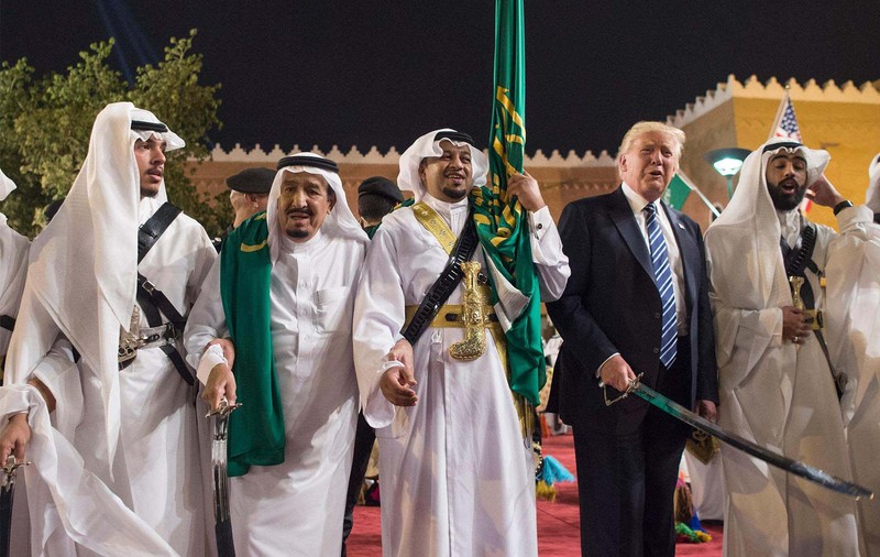 Donald Trump și alți oficiali americani au participat la “dansul săbiilor” | VIDEO