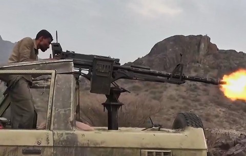 Luptător Houthi deschide focul împotriva forțelor pro-guvernamentale. Imagine difuzată de propaganda rebelilor din Yemen Sursa foto: Profimedia