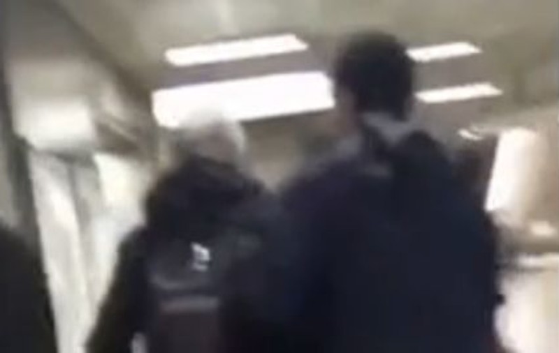 VIDEO | Imagini șocante filmate la metroul din Londra. Un tânăr a lovit un bărbat în vârstă