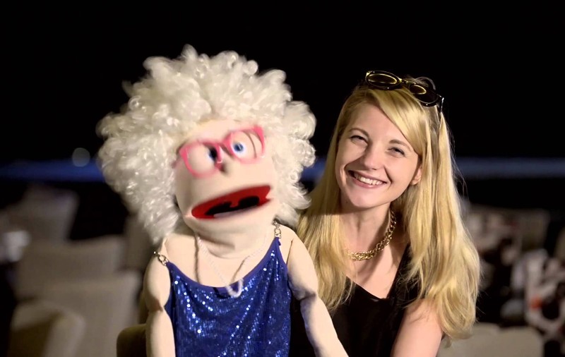 Ventrilocul Crina Zvoboda a adus-o pe Julieta la Maratonul lui Tetelu. ”Noi, păpușile, ne-am săturat de marionete în politică!”