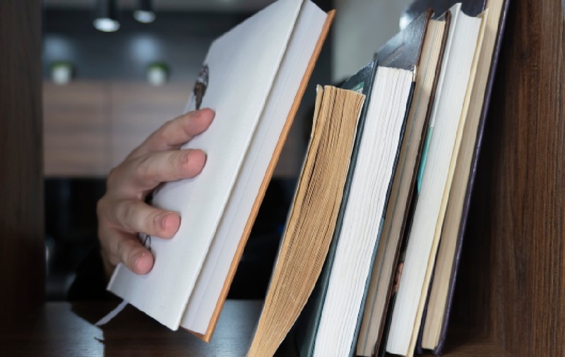 A răsfoit paginile unei cărți dintr-un magazin second-hand și a făcut o descoperire uimitoare: „Cadoul cuiva care nu l-a deschis niciodată”