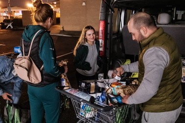 Ana Țofei și colegii ei, Alexandra Scarlat și Daniel Tucă, la cumpărături în Gravesend. UK, septembrie 2021