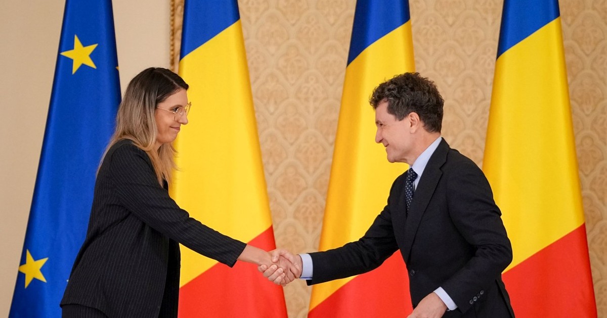 Diana Buzoianu dă mâna cu președintele Nicușor Dan, pe 23 iunie 2025, după ce a depus jurământul de învestitură ca ministru al Mediului