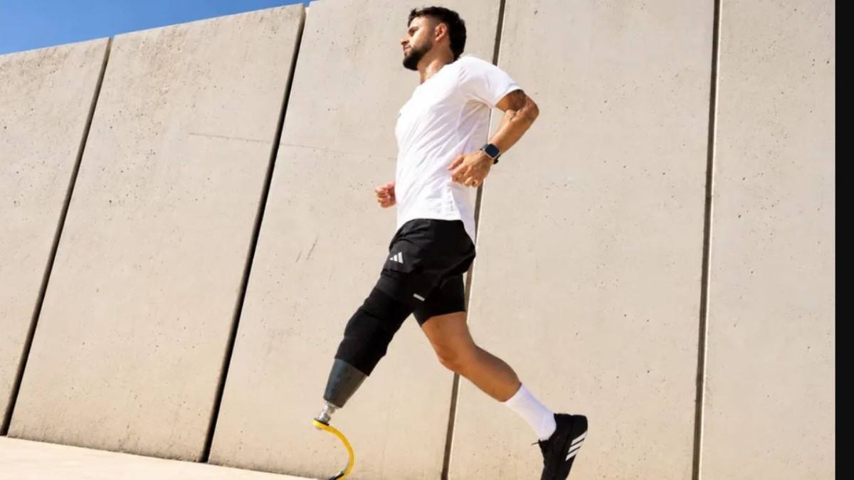 Shalev Biton are proteză la piciorul stâng și un adidas în piciorul drept