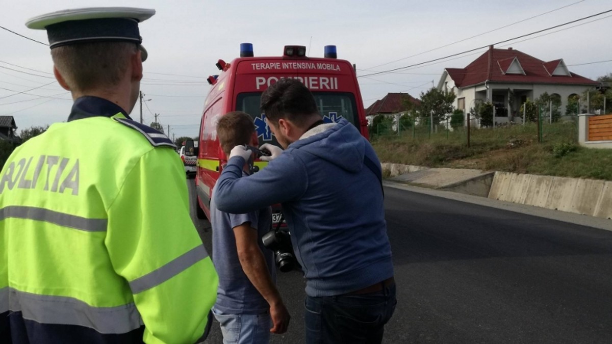 O fată de 15 ani a sărit dintr-un TIR, la Bistrița