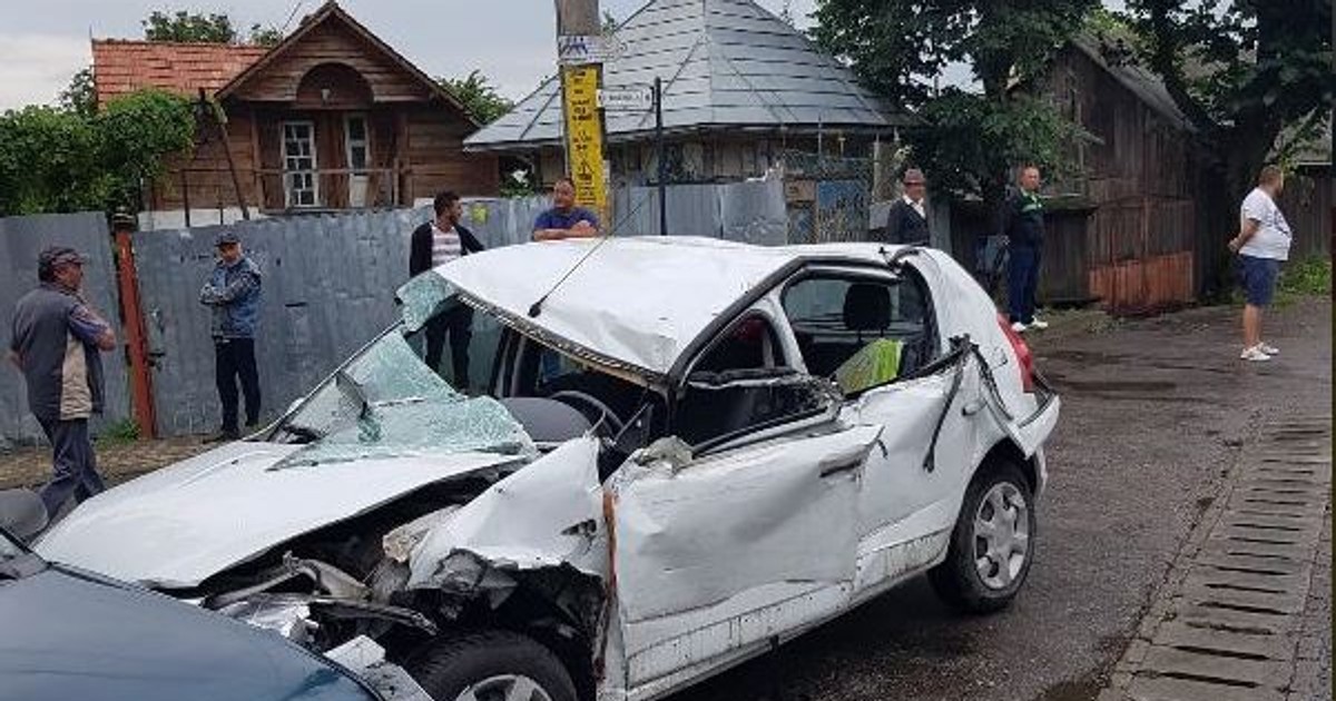 O șoferiță a rămas încarcerată după ce a lovit un TIR