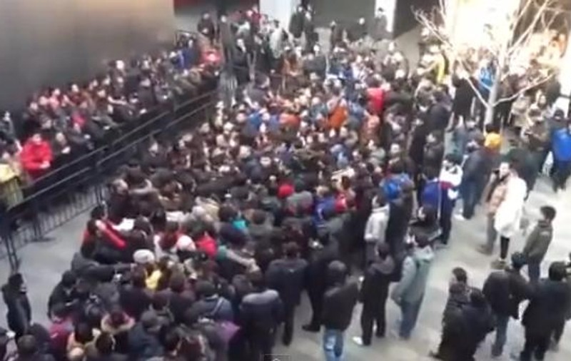 Explozie de furie la cel mai mare magazin Apple din Beijing, atacat cu ouă de clienţi nemulţumiţi | VIDEO