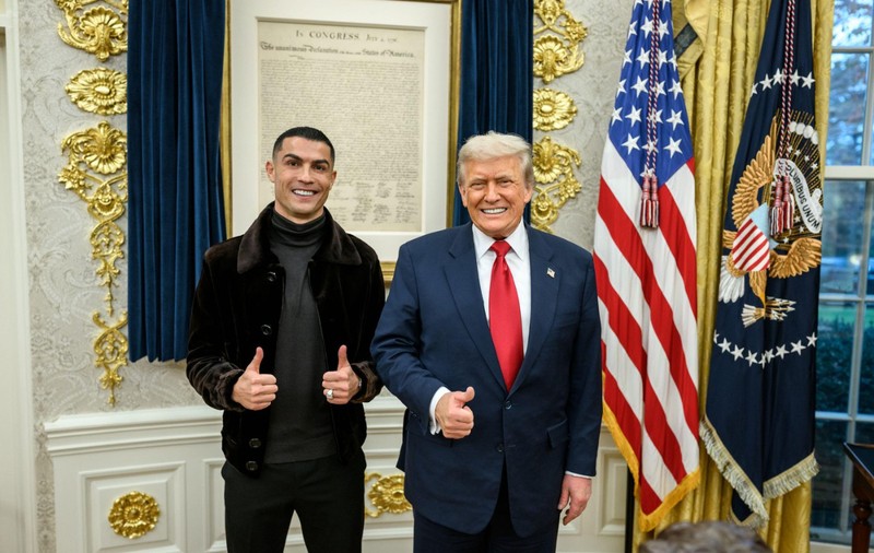 Donald Trump s-a folosit de inteligența artificială ca să „joace fotbal” cu Cristiano Ronaldo în Biroul Oval | VIDEO