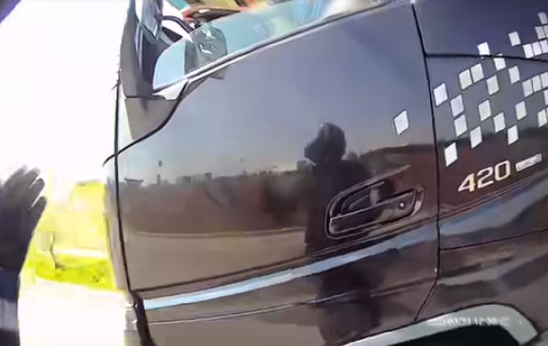 Polițistul care a oprit un șofer de TIR, după ce l-a văzut cu piciorul pe geam, pe autostradă, în Timiș: „Haideți jos să vă dezmorțiți!”