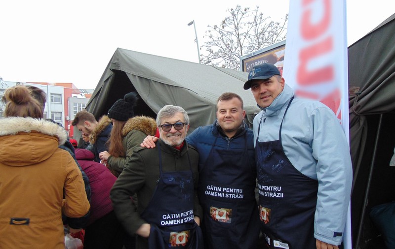 Chef Petrișor Tănase a gătit două zile pentru 250 de nevoiași din Bacău. I-a hrănit cu ciorbă, gulaș și brioșe