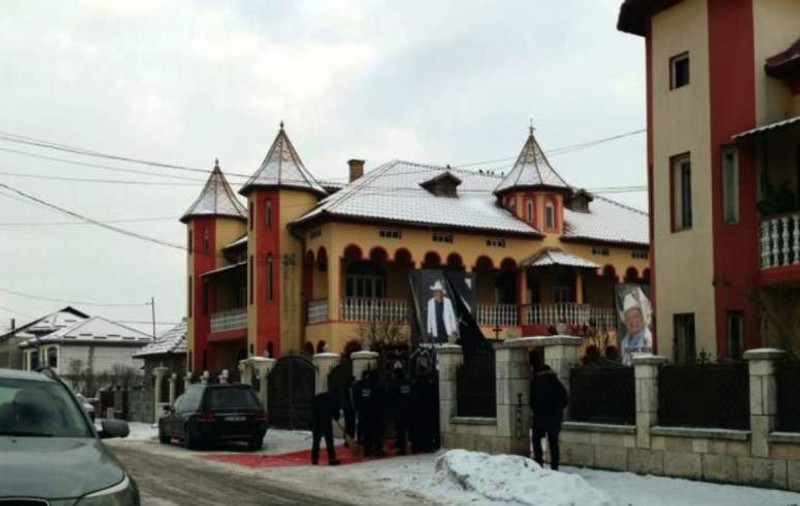 Înmormântare cu confetti aruncate din avion! Bulibașa Rudi Varga a fost înmormântat, ilegal, lângă Monumentul Eroilor! Pe coșciug i-au pus steagul României