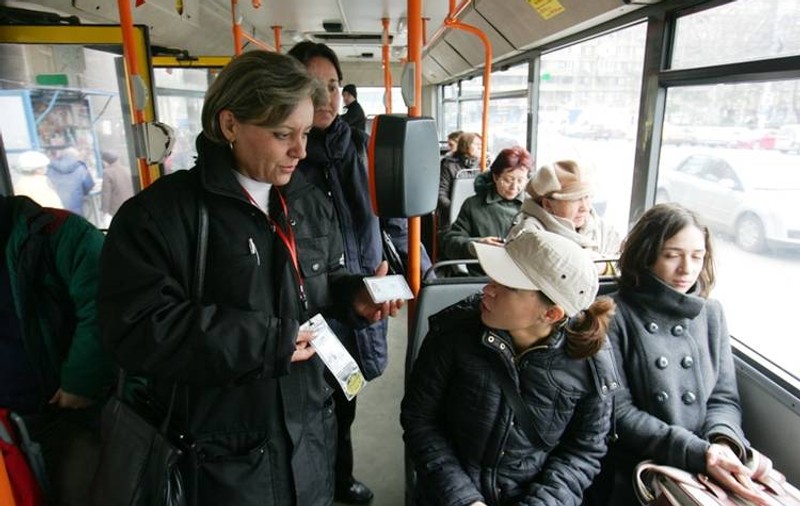 Transportul în comun, sursă de BOLI. Ce afecțiuni poţi contacta din tramvai sau metrou