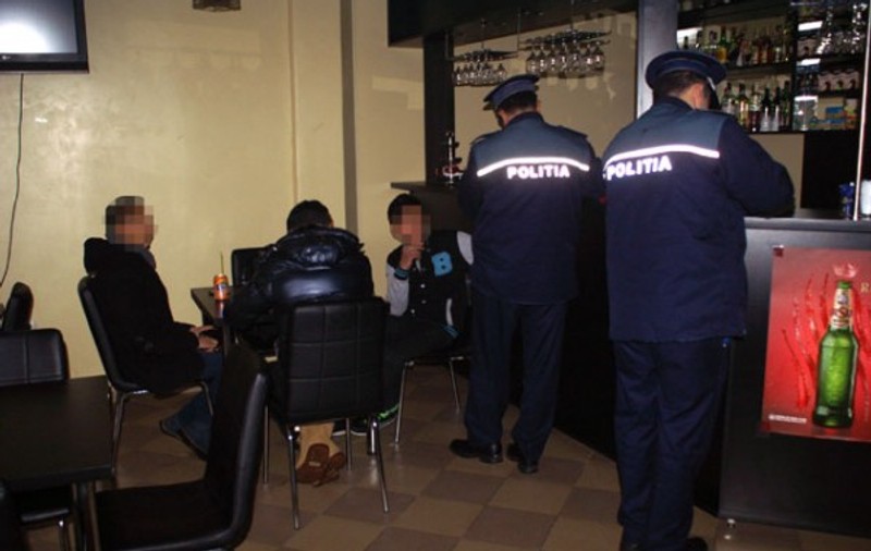 Două femei au distrus barul unui polițist. Bătăi cu sticle, biciul și o drujbă