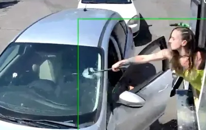 Vânzătoarea a spart cu ciocanul parbrizul mașinii unui client, care aruncase cafeaua pe ea, nemulțumit de preț, în SUA | VIDEO