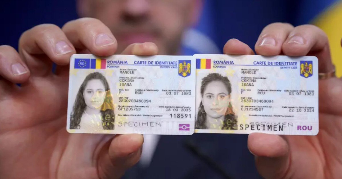 Două cărți electronice noi de identitate ținute de un bărbat
