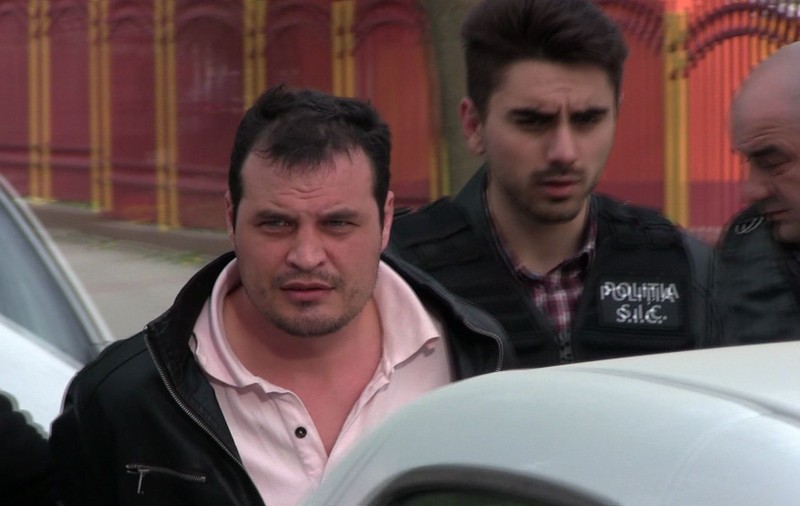 Pedofilul care a agresat sexual două fetițe în scara unui bloc din Huși a fost arestat