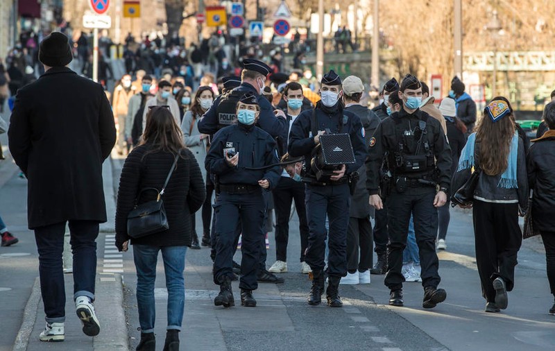Primarul Parisului, după ce poliția a evacuat cheiurile Senei, în weekend, din cauza aglomerației: „A fost șocant. Nici măcar nu am fost anunțată”