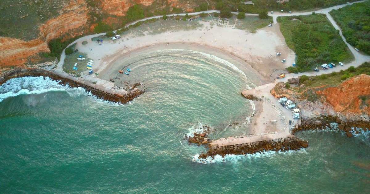 Vedere aeriană a plajei mici din golful Bolata, de la Marea Neagră, în Bulgaria, lângă Varna