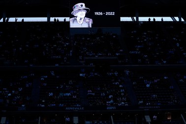 Înainte de semifinala Ons Jabeur – Caroline Garcia, la US Open, s-a ținut un moment de reculegere în memoria reginei. Foto: Profimedia