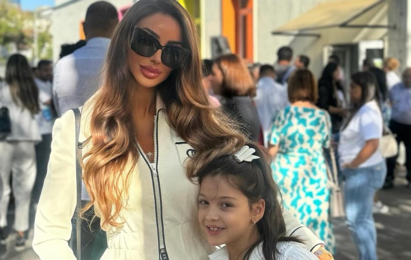 Cum s-a îmbrăcat Bianca Drăgușanu în prima zi de școală a fiicei sale. Sofia a fost condusă în clasa a II-a și de tatăl ei, Victor Slav
