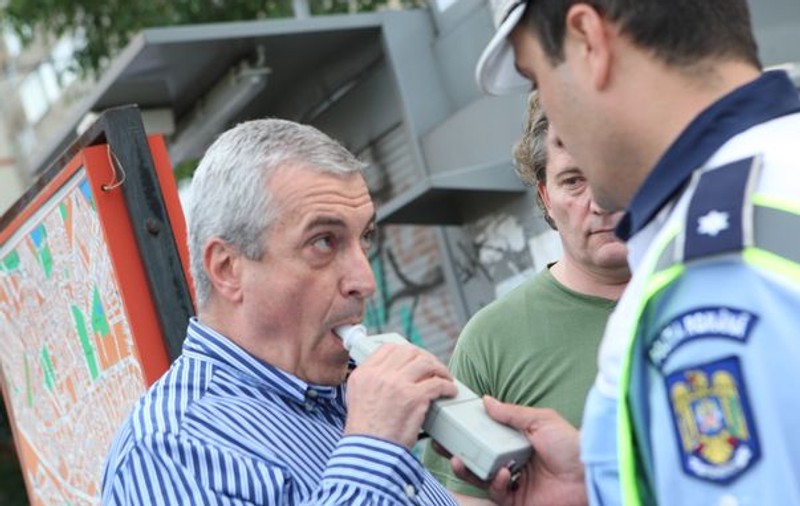 Călin Popescu Tăriceanu distribuie bancuri cu coronavrisul pe pagina sa de socializare. „Cam asta pare a fi singura soluție: simțul umorului!”
