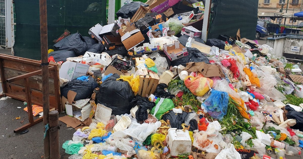 Deseuri aruncate langa un container mobil pentru deseuri menajere si umede, defect de cateva zile, pot fi vazute, miercuri, 28 aprilie 2021, piata din Timisoara.