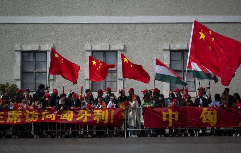 Politician maghiar de opoziție, verificat pe stradă de „voluntari” ai ambasadei Beijingului înaintea vizitei lui Xi Jinping la Budapesta: „Îl protejează pe «Winnie the Pooh»”