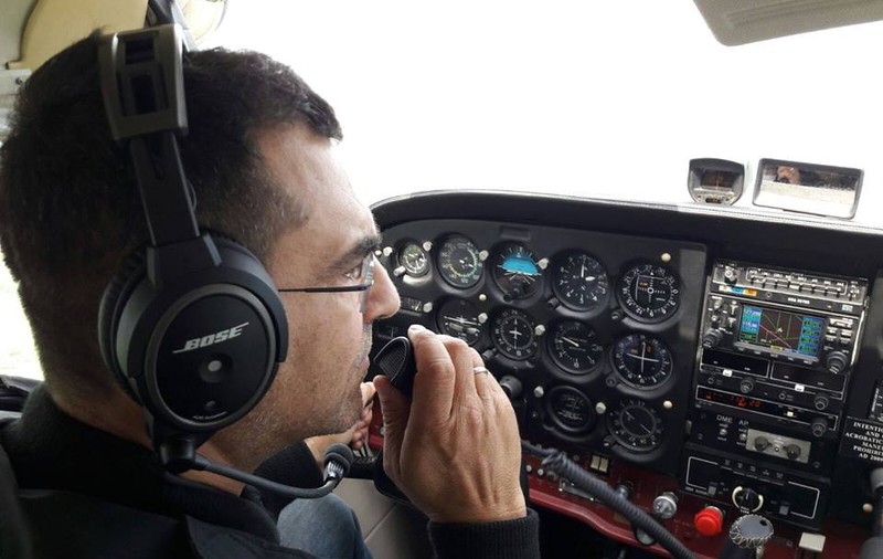 EXCLUSIV. ”Căpitanul Mihai Mărgineanu vă urează un zbor plăcut!”. Ardiles și Mihai Sturzu (ex Hi-Q) au devenit piloți pentru aeronave de pasageri
