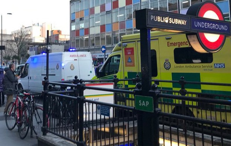 O femeie a fost târâtă sub tren în stația de metrou Notting Hill Gate din Londra