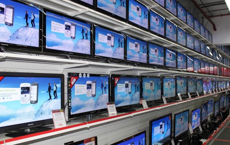 Topul vânzărilor de electronice. Românii s-au năpustit să cumpere televizoare, telefoane și electrocasnice și au lăsat 3 miliarde de euro la comercianți