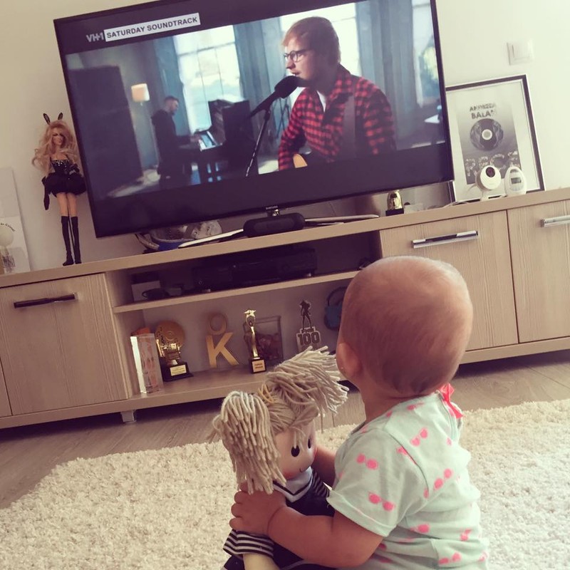 Fetița lui George Burcea și a Andreei Bălan a crescut. Ella are 10 luni și se joacă deja cu păpuși. Ce imagine frumoasă a surprins actorul