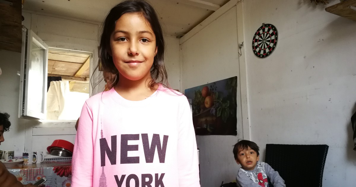 Stefania Cornea, opt ani, fetita care iubeste cartile, in locuina familiei din zona Straulesti, alaturi de fratele ei Stefanel 2 ani si 11 luni
