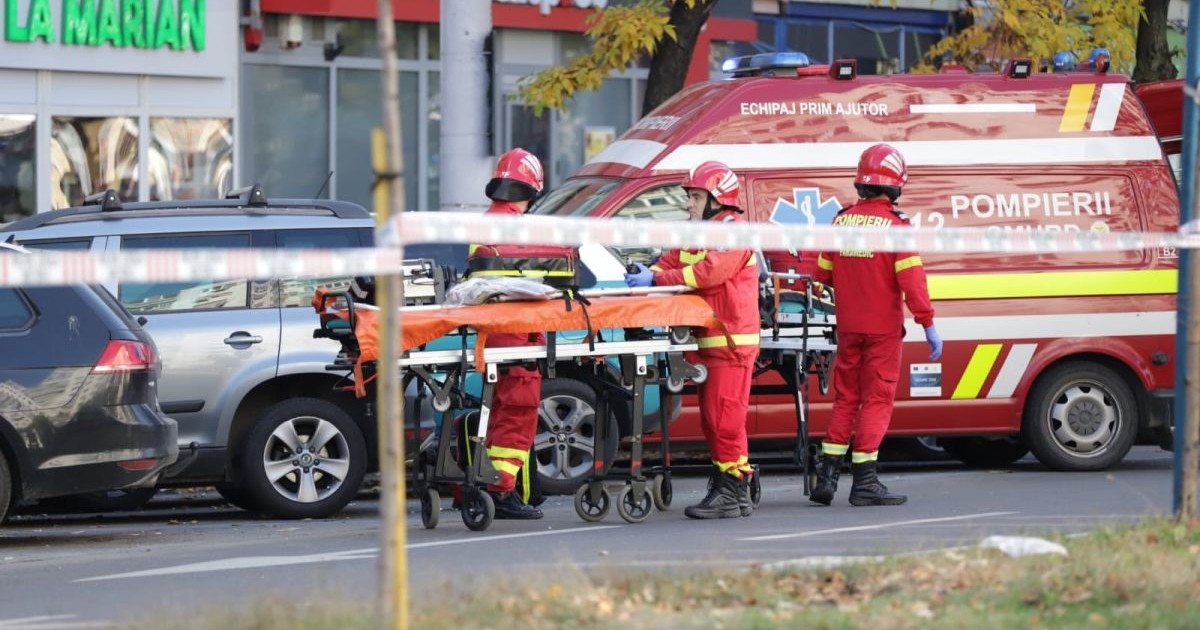 O ambulanță preia răniții din explozia care a avut loc în Rahova, București, 17 octombrie 2025