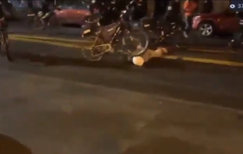 VIDEO | Imagini cu puternic impact emoțional. Un polițist din Seattle trece cu bicicleta peste capul unui protestatar întins pe stradă